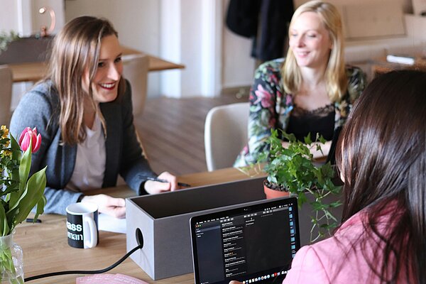 Drei Gründerinnen arbeiten in einem Co-Working-Bereich