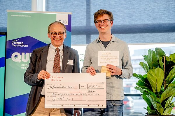 Prorektor Prof. Dr. Günther Meschke und der Gewinner Dr. Benjamin Mewes bei der Übergabe des Awards.
