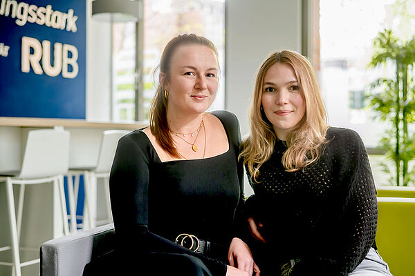 Daniela Ulatowski und Xenia Waide vom Start-up Derecta WebLab (von links). 