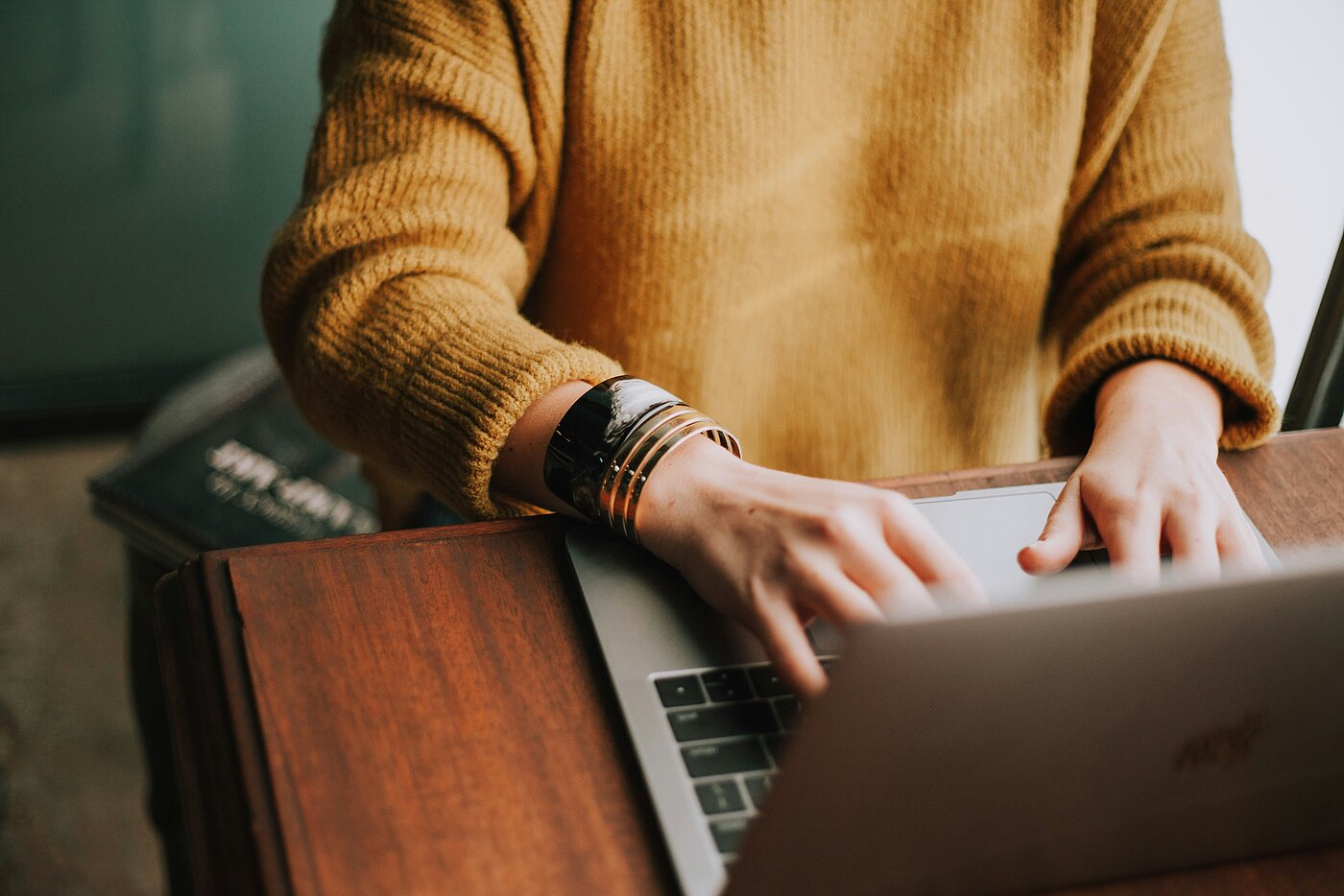 Legal Guide für Start-ups Person, die an einem Laptop arbeitet