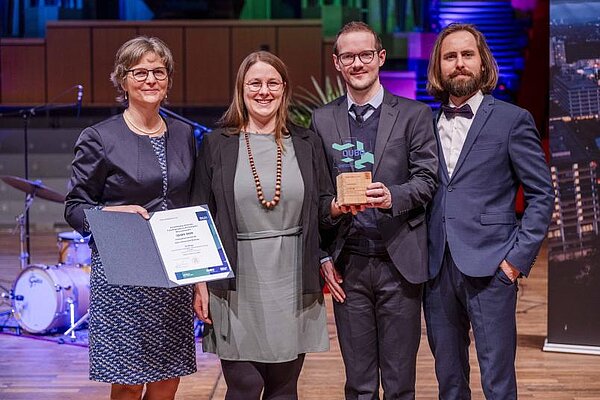 Das Projektteam von CS:iDrop nimmt den QUBO-Innovationsaward entgegen.