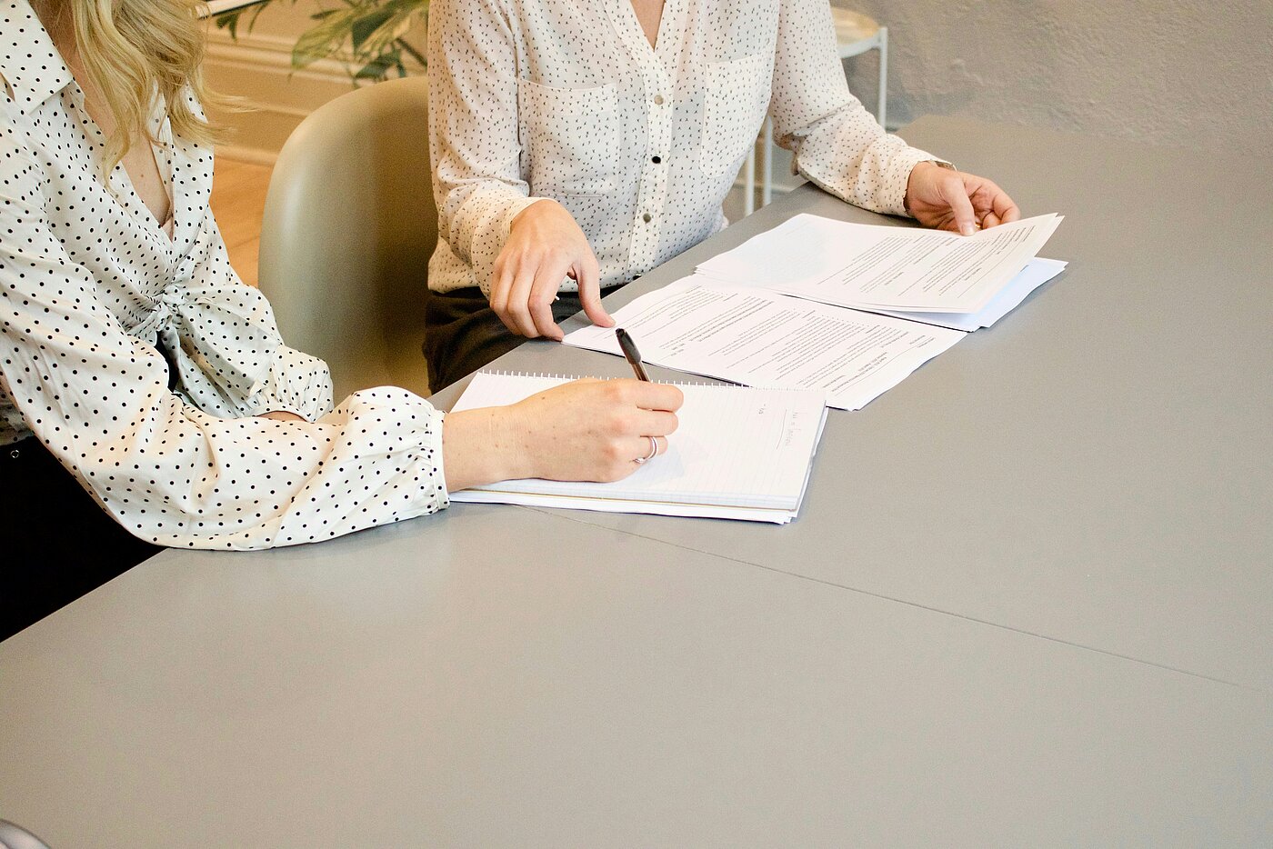 Legal Guide Start-up Zwei Personen signieren Dokumente an einem Tisch