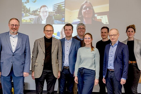 Diskutierten gemeinsam (von links): Prof. Dr. Jan Cobbenhagen, Prof. Dr. Günther Mescheke, Prorektor für Forschung und Transfer, Marc Seelbach, Prof. Dr. Peter Levin, Vanessa Vaughn, Clemens Binder, Dr. Michael Brandkamp und Anne Plitt. Zugeschaltet waren Prof. Dr. Stefanie Bröring, Prof. Dr. Elicia Maine und Michelle Twardzik.