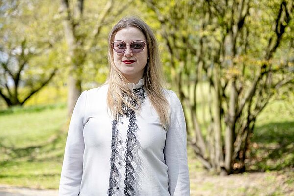 Bild von Gründerin Desislava Dobreva vor einem Baum..