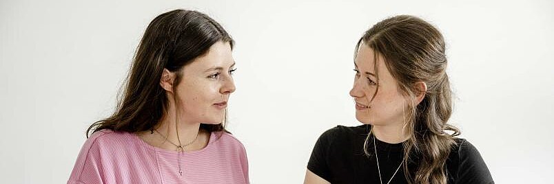   Die angehenden Gründerinnen Maja Spiaczka (links) und Laura Pierskalla tauschen sich über ihre Geschäftsideen aus.