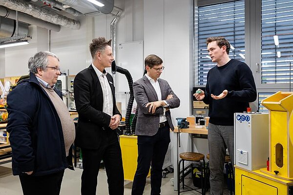   Die Förderer Dr. Michael Kornau, Dirk van Buer und Oliver Borm (von links) von der Sparkasse Vest Recklinghausen besichtigen den Makerspace der Ruhr-Universität mit Leiter Florian Welsandt.