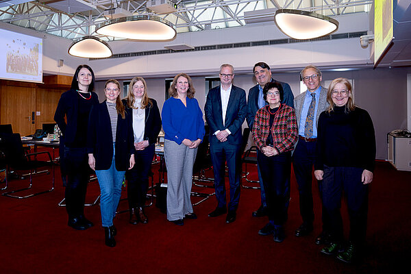 Das Nachbarland zu Gast an der Ruhr-Universität Bochum (von links): Ulrike Beißert, Vanessa Vaughn, Rachel Glaves, Astrid Boeijen, Jurgen van de Rijke, Martin Paul, Martina Havenith, Günther Meschke, Susanne Schult.