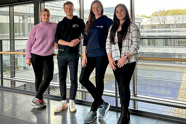 Im Sommer 2023 sprachen die Studentin Ylva Matejko, Sven Grabbe von der Founders Foundation, Melusine Reimers von der WORLDFACTORY und die Studentin Irem Yaman in einem Seminar der Erziehungswissenschaften über außerschulische Praxisfelder (von links).