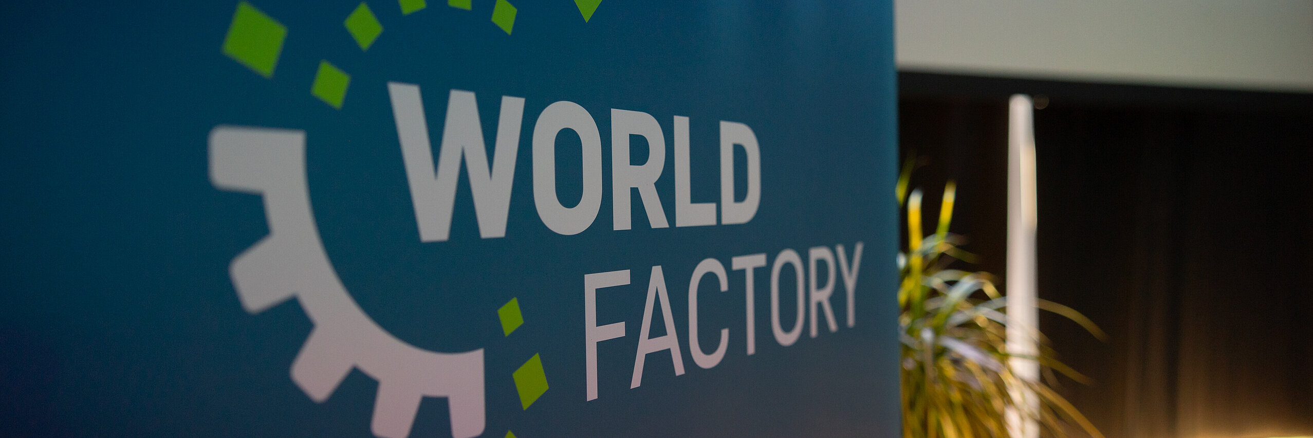 Worldfactory Fokusthemen WORLDFACTORY Logo auf einem Roll-up.