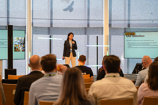 AfterBattle Gründerin Afagh Hassani pitcht beim WSC Demo Day 2025