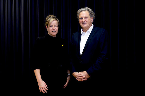 Der Besuch der Ministerin (links) schloss sich an die Verleihung des Innovationspreises NRW an Klaus Gerwert (rechts) an.