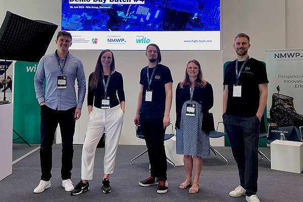 Neben Florian Krohm vom RUB-Makerspace waren drei Start-ups der Ruhr-Universität vertreten: Melusine Reimers von RayVen, Henning Mays und Dr. Lisa Schmitt von mechIC und Pit Yannik Podleschny von Hydrogenea (von links).