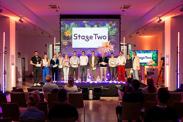 Die Siegerteams auf der Bühne beim Stage Two Wildcard Event 2024 im O-Werk.