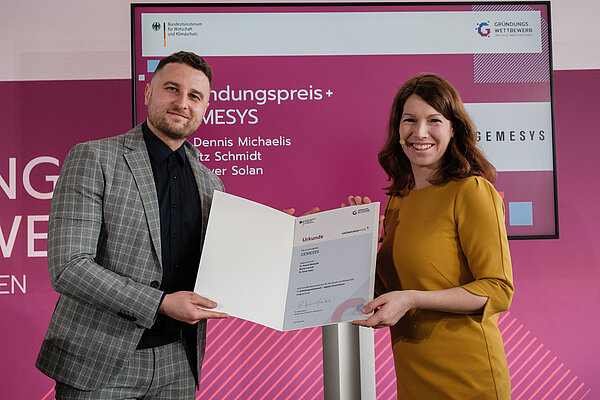 Mitgründer Dr. Dennis Michaelis bekam den Preis stellvertretend für sein Team von Dr. Anna Christmann, Beauftragte des BMWK für die Digitale Wirtschaft und Start-ups, überreicht.