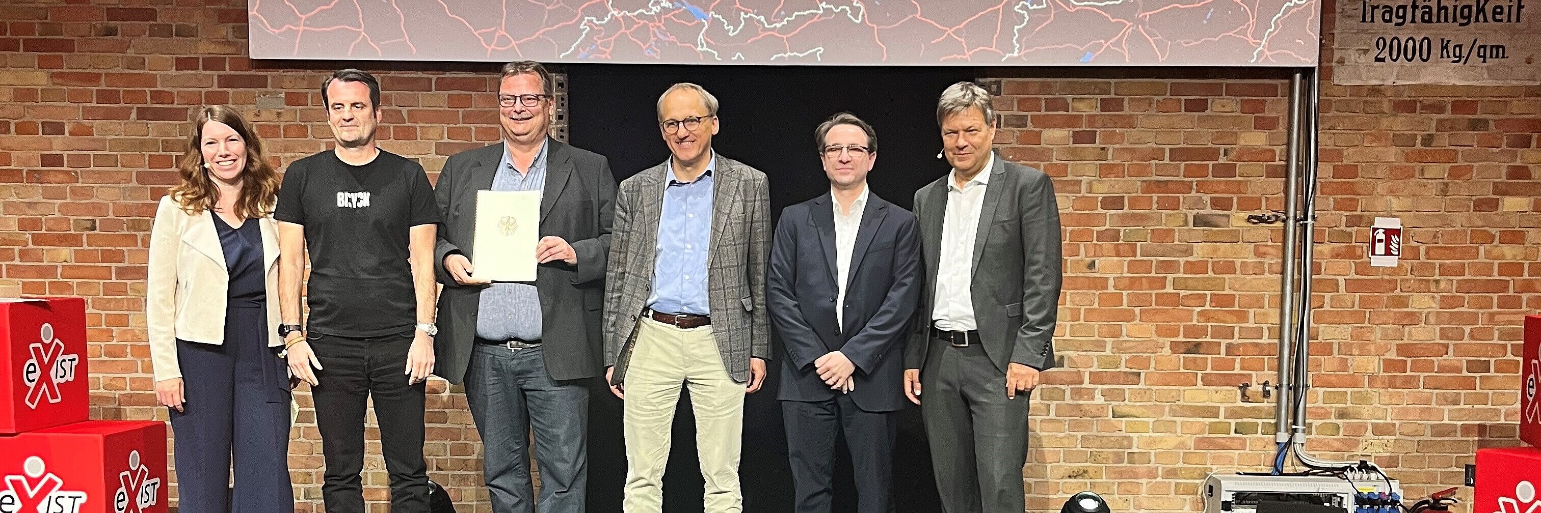 Lucky winners with Federal Minister of Economics Dr. Robert Habeck (right), including Prof. Dr. Günther Meschke, Vice-Rector for Research and Transfer at Ruhr-Universität (third from right).