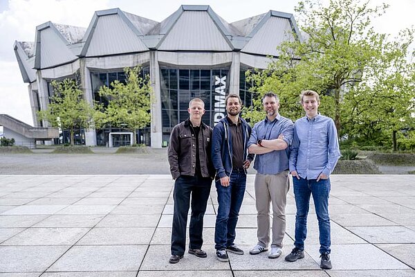 Das Gründungsteam von PicoShape vor dem Audimax.
