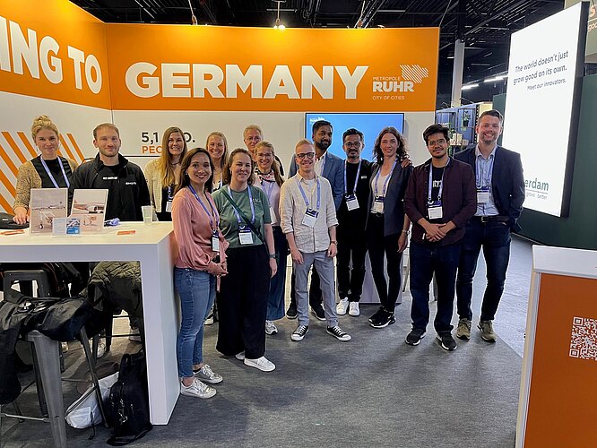 Internationale Gründer Die WFI Delegation auf einer Messe.