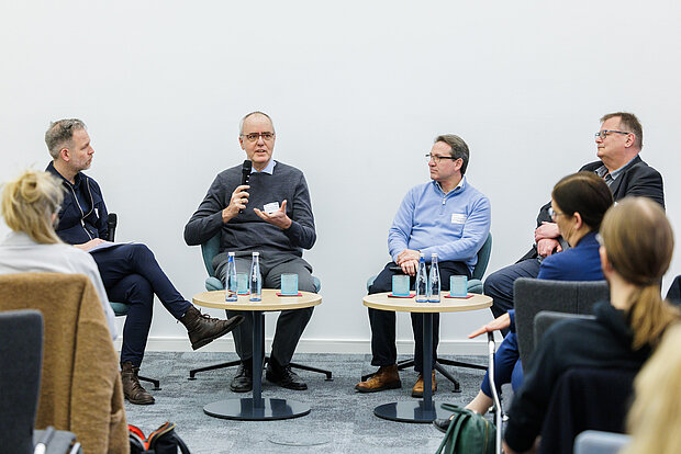 Auftakt Catalyst GER Paneldiskussion 4 Speaker*innen bei einer Paneldiskussion