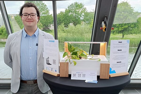 Gründer Christian Vogelsang zeigt das Produkt von Aceron: die Hydrobox.