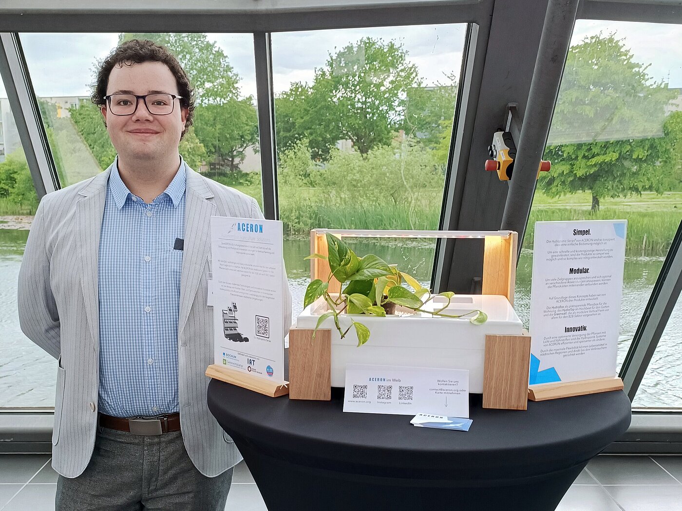 ACERON Hydrobox Gründer Christian Vogelsang zeigt das Produkt von Aceron: die Hydrobox.