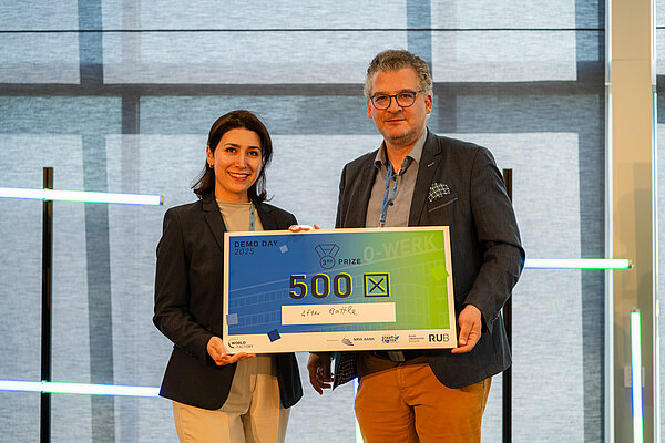 Gründerin Afagh Hassani von After Battle nimmt beim WORLDFACTORY Demo Day auf der Bühne den Preis entgegen.