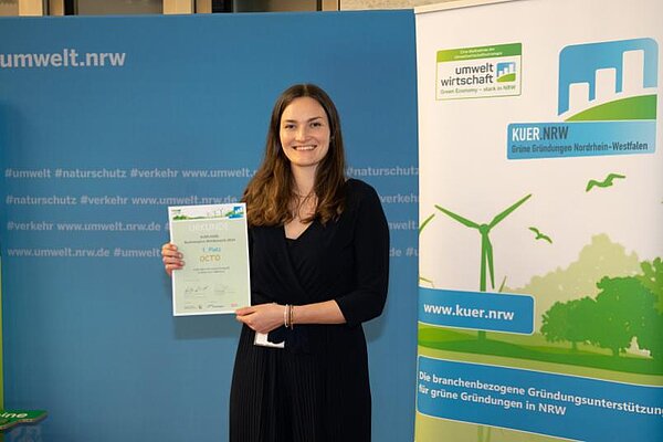 Für den ersten Platz hat Sarah Neumann, eine der Gründerin von Octo, ein Preisgeld von 7.000 Euro entgegengenommen.