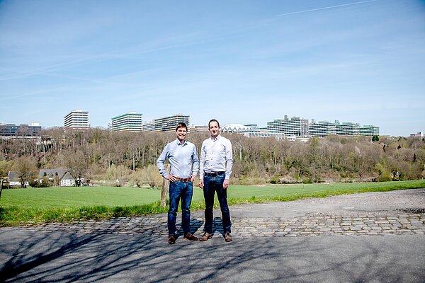 Entwickeln ein smartes Sitzsystem gegen Bewegungsmangel: Dr. Johannes Wappenschmidt und Ahmed Chekir, Gründer des Start-ups Vintus (von links).