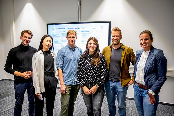 Die Studierenden Gregor Weiß, Vanessa Ye, Jannis Lambeck und Arjeta Beselica, Frederik Lehmann von der Worldfactory, und Stefanie Bröring (von links) ziehen ein positives Fazit nach dem Seminarabschluss.