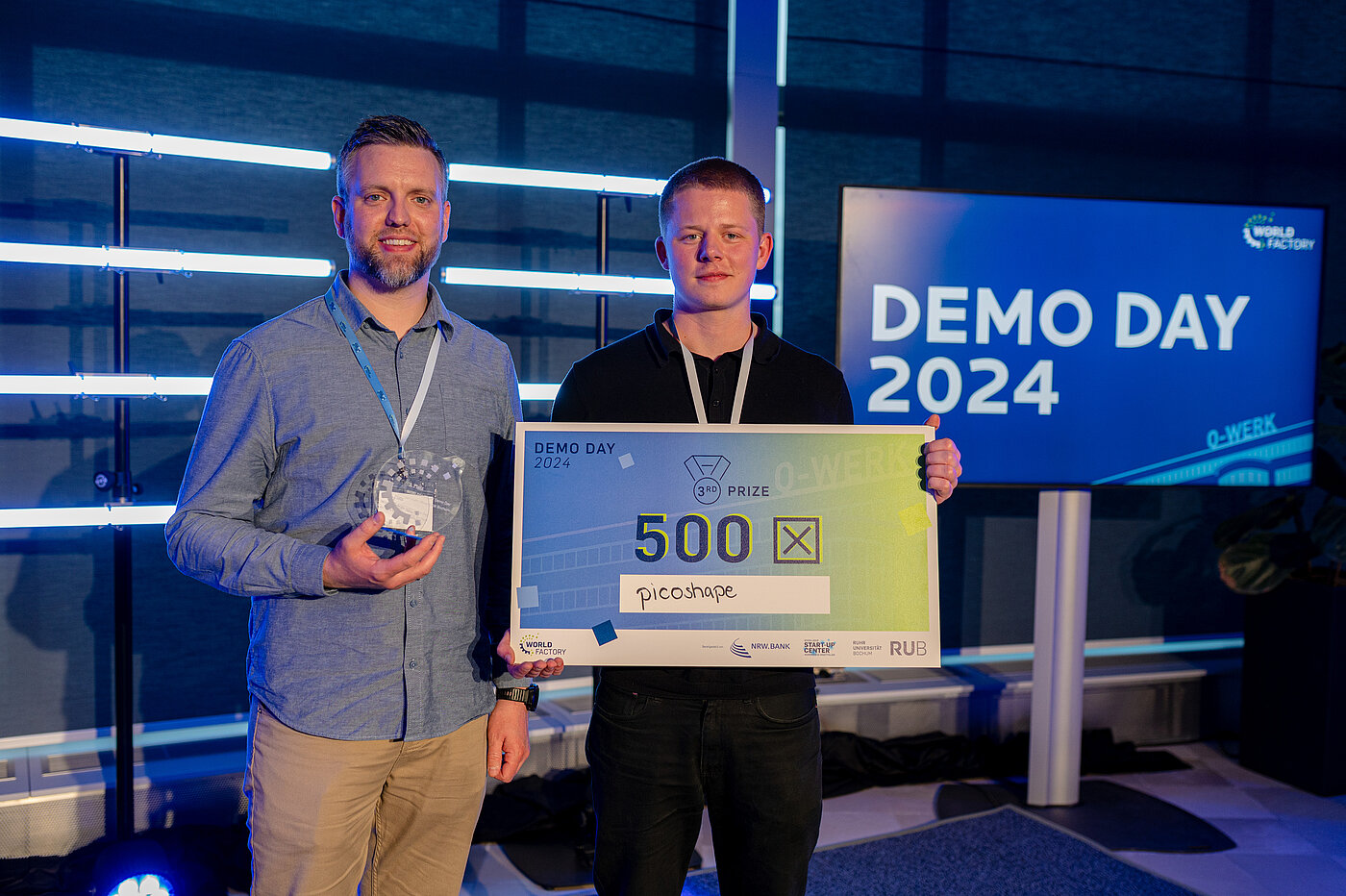 PicoShape beim WORLDFACTORY Demo Day 2024 PicoShape posieren mit ihrem Preis beim WORLDFACTORY Demo Day 2024.