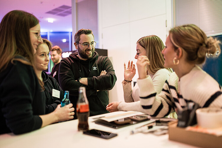 Eine Gruppe von Menschen unterhält sich.