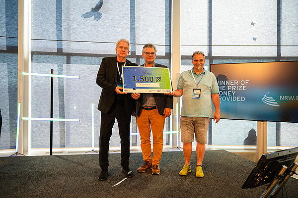 TF-Industries nimmt beim WSC Demo Day 2025 den Preis für den 1. Platz entgegen.