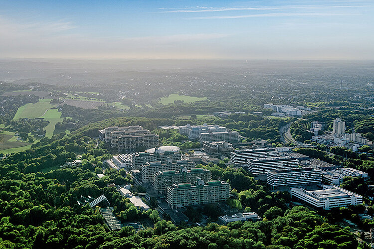 Ruhr Universität umgeben von Wald