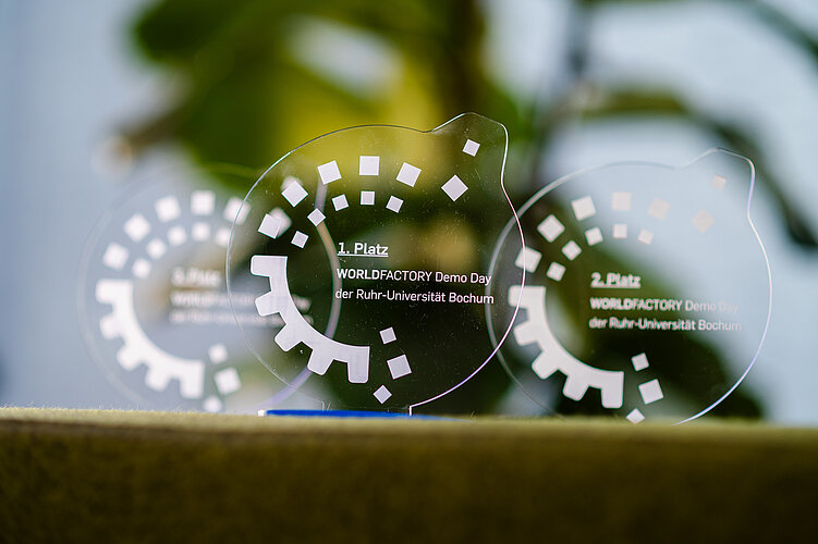 Start-up consultation free of charge Three trophies for the top three start-ups at WORLDFACTORY Demo Day 2024.