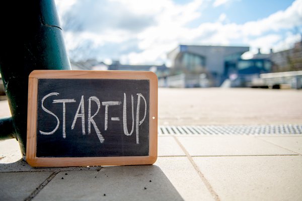 Kleines Schild mit der Aufschrift "Start-Up" auf dem Campus der RUB