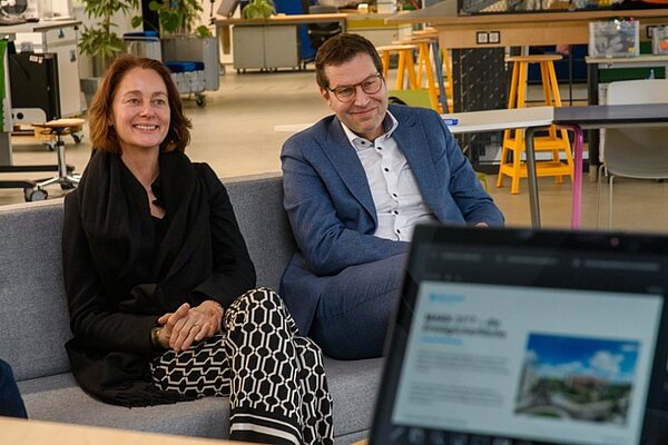 Katarina Barley hat den Makerspace der Ruhr-Universität zusammen mit Bochums Oberbürgermeister Thomas Eiskirch besucht