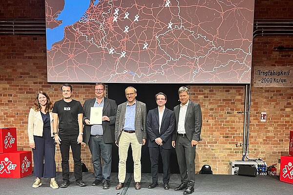 Glückliche Gewinnerinnen und Gewinner mit Bundeswirtschaftsminister Dr. Robert Habeck (rechts), darunter Prof. Dr. Günther Meschke, Prorektor für Forschung und Transfer der Ruhr-Universität (Dritter von rechts).