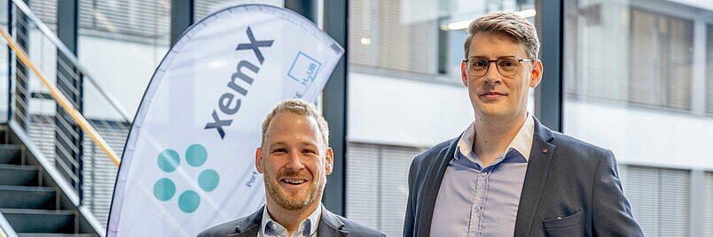 Sven Maihöfer and Lars Banko share an enthusiasm for materials (from left). Not pictured are Wolfgang Schuhmann and Alfred Ludwig, who are part of the four-person founding team.