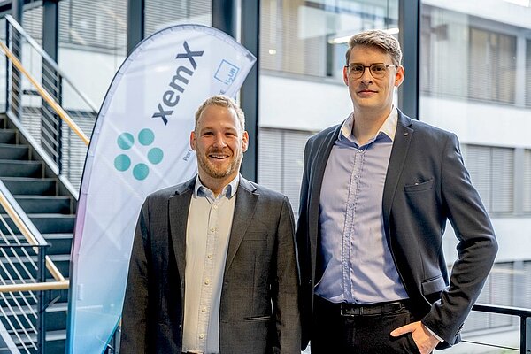 Sven Maihöfer und Lars Banko teilen die Begeisterung für Werkstoffe (von links). Nicht im Bild sind Wolfgang Schuhmann und Alfred Ludwig, die Teil des vierköpfigen Gründungsteams sind.