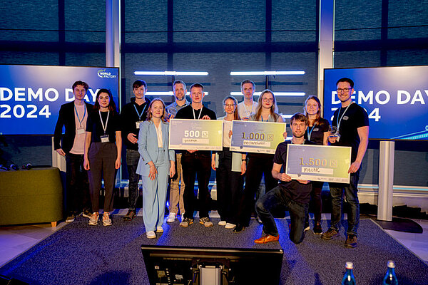Alle Gewinnerteams des WSC Demo Days 2024 stehen auf der Bühne.