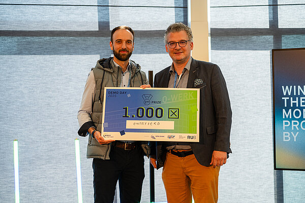 ENTRYZERO Gründer Samet nimmt beim WSC Demo Day 2025 den Preis für den 2. Platz entgegen.