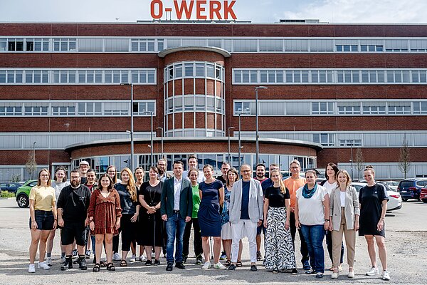 Das Team der Worldfactory vor dem O-Werk.