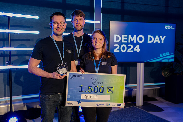 Start-up team hold a grant certificate worth 1,500 euros in their hands.
