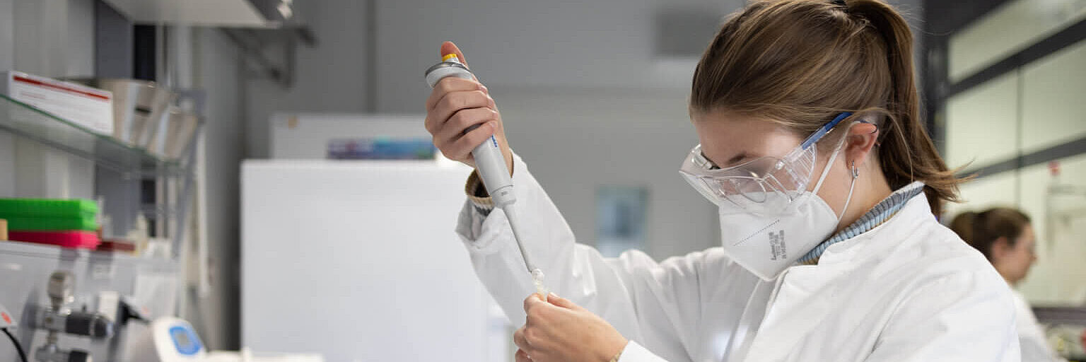 female founder fills something into a pipette