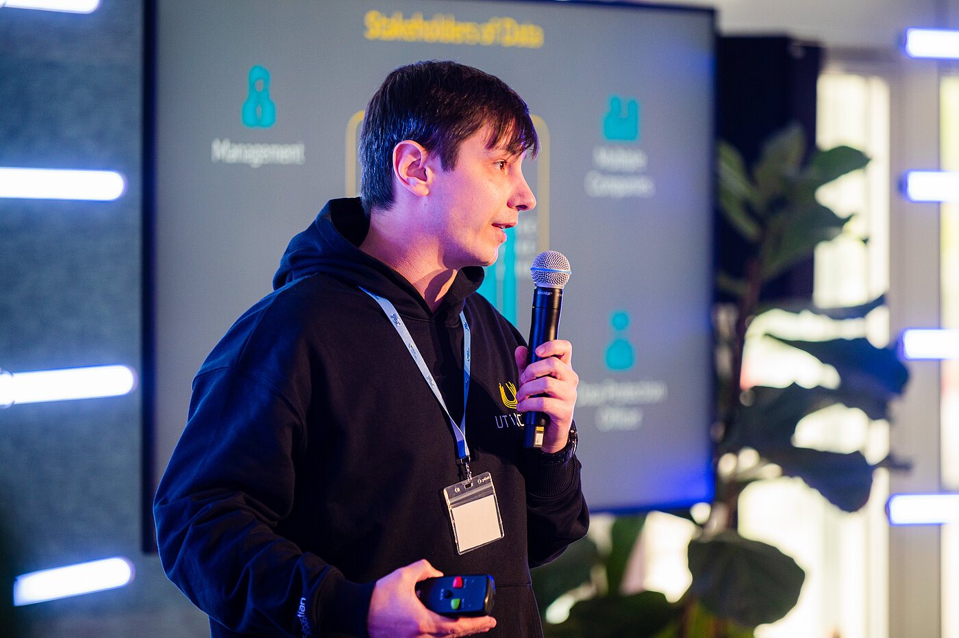 Demo Day Pitch Das Team von utilacy pitcht auf der Bühne beim WORLDFACTORY Demo Day 2024.