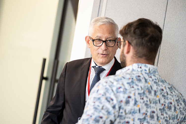 Startup Bochum Zwei Gründer tauschen sich aus.