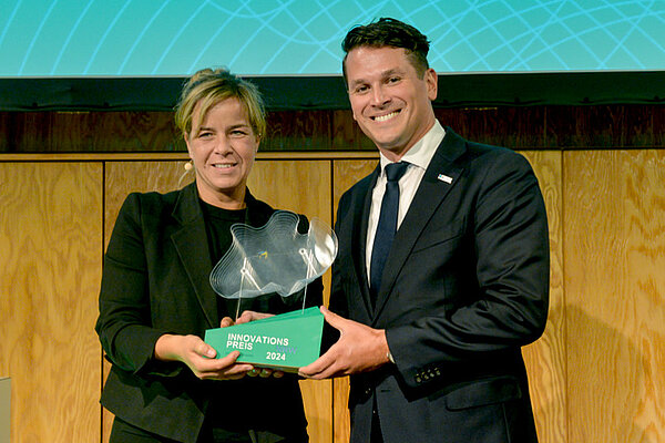 Mona Neubaur überreichte den Preis an Christian Zenger (rechts).