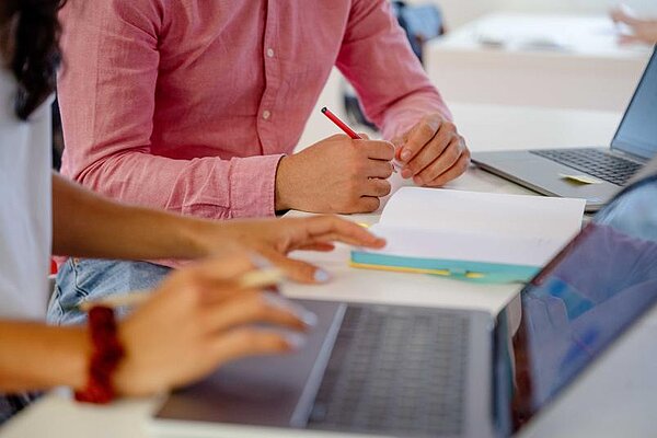 Wissenschaftler*innen bei der Arbeit