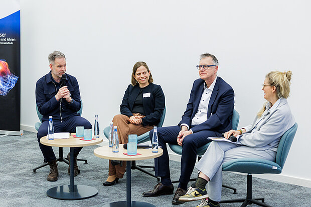 Catalyst GER Auftakt Paneldiskussion 2 Während einer Paneldiskussion beim Catalyst GER Auftakt