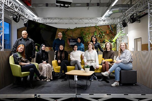 Gruppenfoto der Stipendiatinnen im RUB-Makerspace.