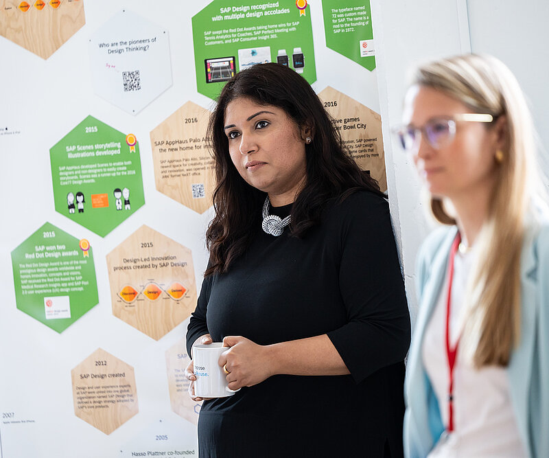 Zwei Gründerinnen bei einem internationalen Start-up Event